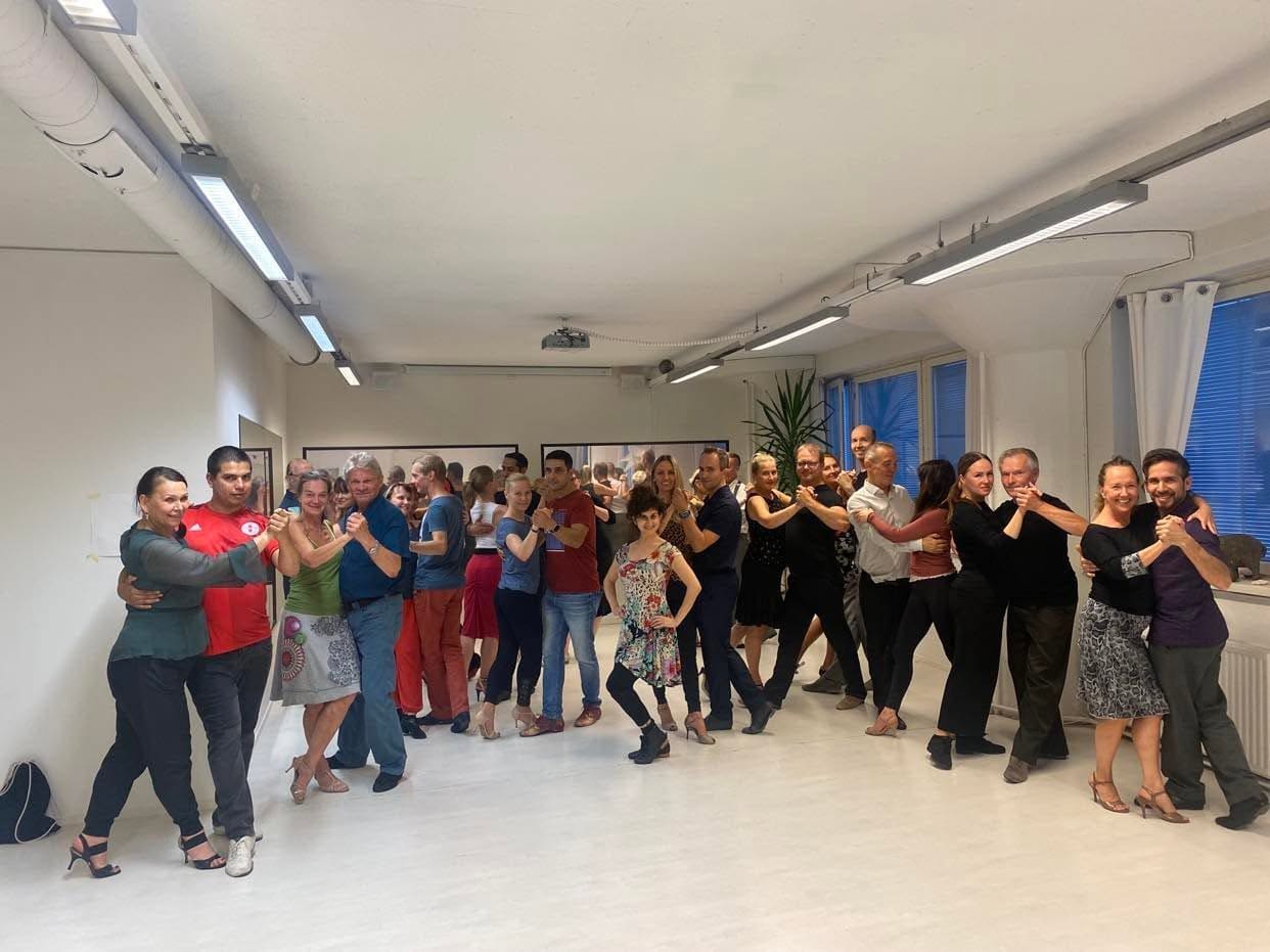 Suuret peilit Tango Club Helsinki -studiossa