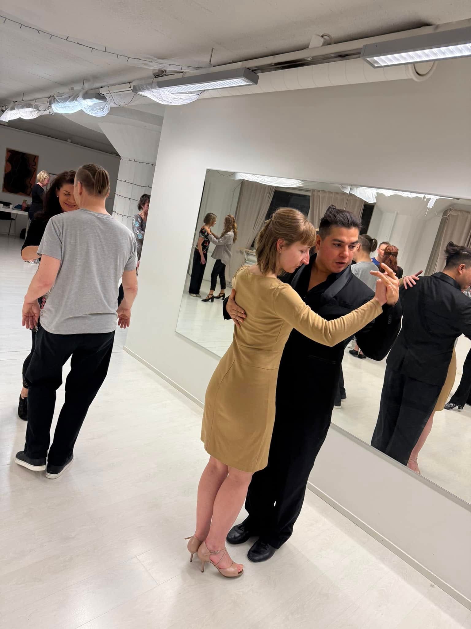 Aloittelijat opettelemassa argentiinalaista tangoa Tango Club Helsinki -studiolla