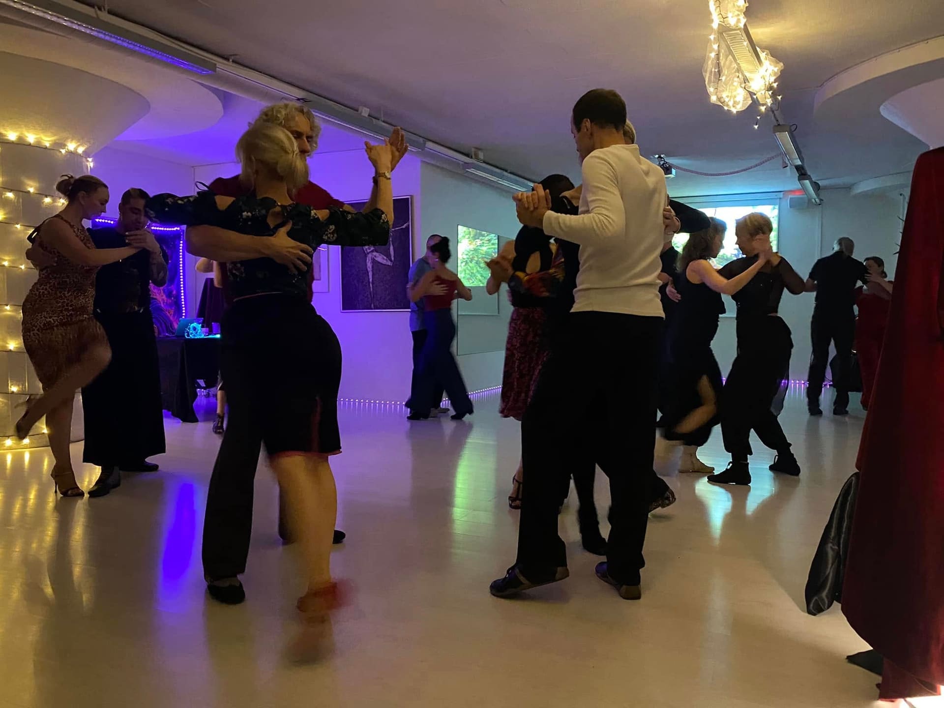 Aloittelijat opettelemassa argentiinalaista tangoa Tango Club Helsinki -studiolla